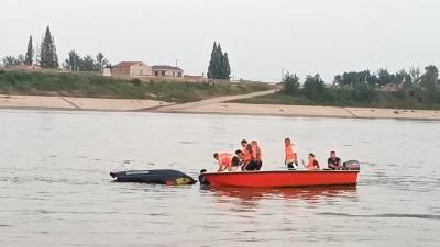 视频 | 湖北汉川：2名孩童意外落水 救援队“上演”生死营救