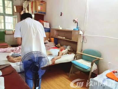 感动！医生三次上门为高龄老人导尿