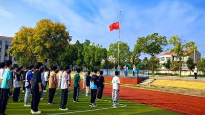 庆祝新中国75周年华诞 丁集学校举行升国旗仪式