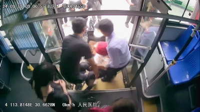 【视频】汉川：老人腿脚不便 公交驾驶员抬其上下车