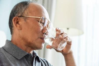 喝水咳嗽？警惕这种老年人的“隐形杀手”！