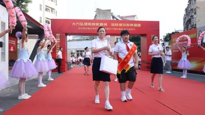 【视频】市实验小学：教师节 送您一朵小红花 