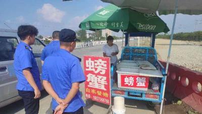 汉川市城管综合执法大队开展占道卖蟹专项整治行动