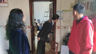 回龙镇驻村干部走访困难人群
