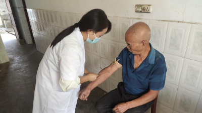 汈东街道开展“微笑夕阳 情暖老人心”重阳节健康义诊活动