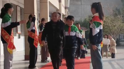 表彰“最美家长” 促进家校共育