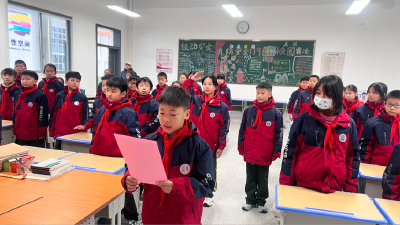 日行一孝 知恩图报——武汉市育才天屿湖实验学校举行室内升旗仪式