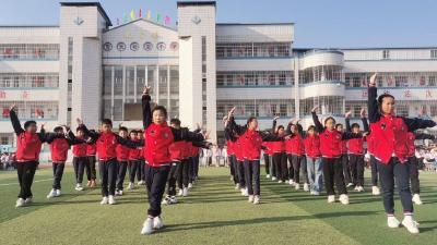 童心悦动健体魄，活力飞扬展风采