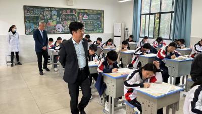 家长变身“监考员” 家校合作助成长