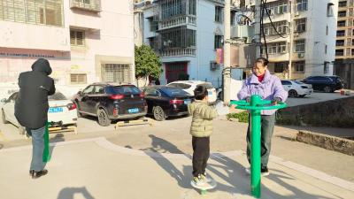 小区有了运动健身器材