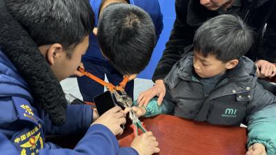 戒指卡手“无法自拔” 消防员深夜暖心帮助