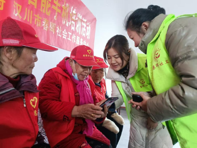 “智”享晚年手机教学受到城隍镇老人欢迎