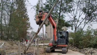 清洁家园聚群力，拆除村组“拦路杆”