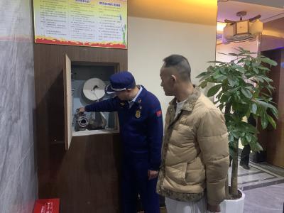 消防救援大队对“不放心”场所开展夜查行动