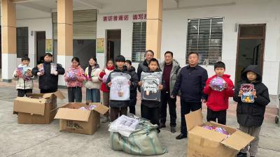 捐赠体育器材 为乡村教育发展助