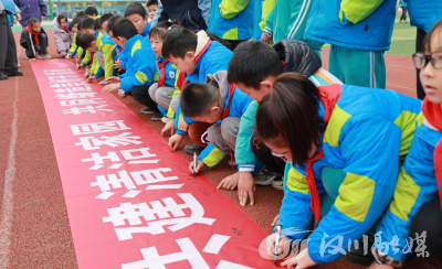 汉川东风小学学子“共同缔造”清洁校园