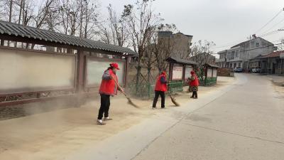里潭乡联光村：春节大扫除 欢乐过新年