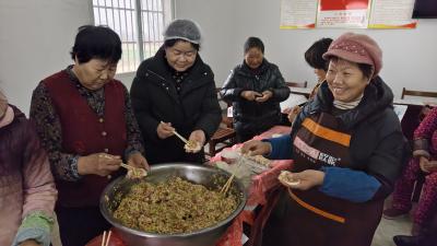 包饺子送春联，欢喜过小年