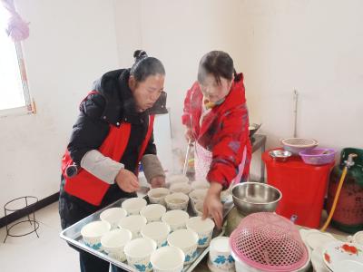 元宵敬老情 汤圆暖人心