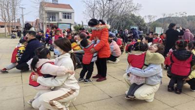 童心暖三月，爱迎“三八”节