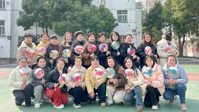 巧手绘团扇 巾帼扬清风