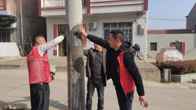 集中清理“小广告”，去除镇区“牛皮癣”