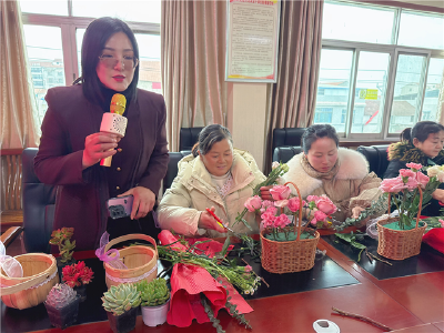 花艺传情春日暖 巾帼绽放风采新