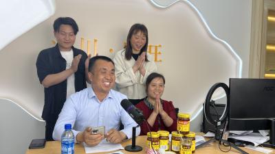 村干部在线劈叉，引吭高歌，这个直播间有点东西！
