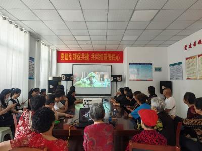 西湖路社区组织观看《我和我的祖国》