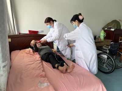 中洲农场卫生院守护福利院老人“心脑健康”