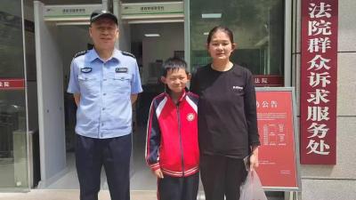 迷路小男孩在法院门口徘徊 法警化身“奶爸”温馨守护