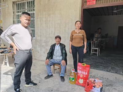 低保老人拾金不昧获点赞！