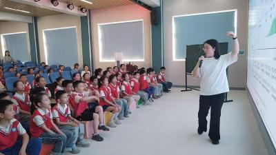 开展“沉浸式”社团指导 让音符点亮乡村课堂