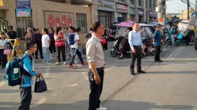 暖心值守放学路，共筑校园安全墙