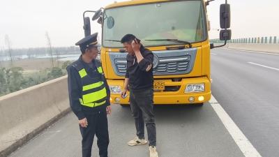 高速爆胎网上求救 险被诈骗！