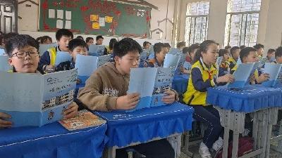 晨读经典润校园 校本教材促“双减”