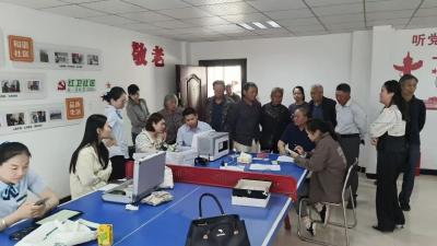 党群银企聚力红卫村：“家门口换卡+指尖认证”暖民心