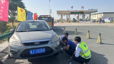 爆胎抛锚高速路口，收费站暖心援助