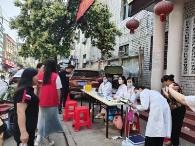 向家垸社区开展“公卫健康行，服务进万家”免费体检活动