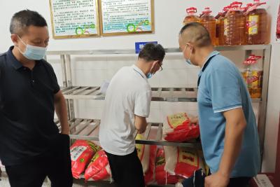 自己给自己“找茬”，只为守护校园舌尖上的安全