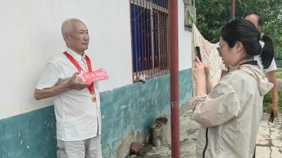 里潭乡为“光荣在党50年”老党员上门拍照