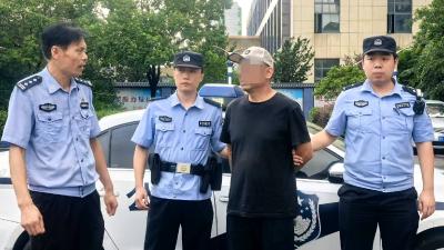 戏剧性抓捕！网逃男子车管所换证“自投罗网”