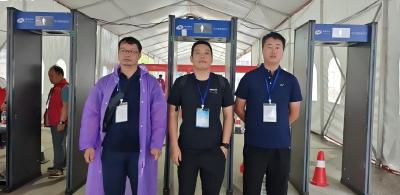 硬核守护智能安检门 风雨无阻筑牢高考安全屏障
