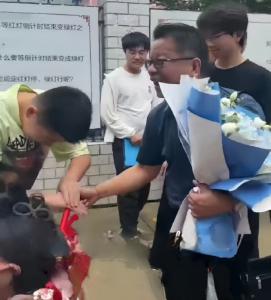 汉川考场外现传统“束脩礼”  三学子深情鞠躬谢师恩