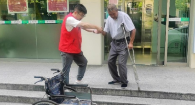 社区暖心上门服务，协助腿脚不便老人顺利领取养老金