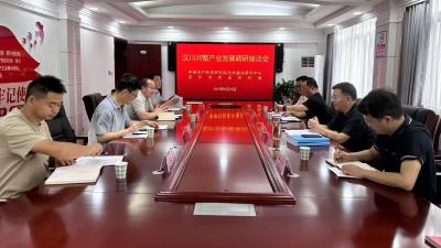 中国水产科学研究院淡水渔业研究中心调研组来汉川开展河蟹产业调研和指导工作
