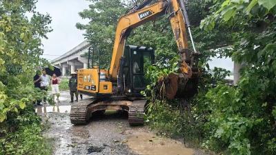 沉湖镇：齐心协力抗暴雨，排水救田保家园