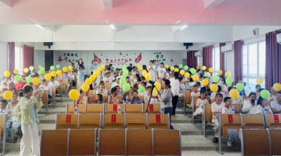 萌娃迎来人生首个毕业典礼