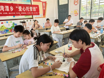 湾潭“爱心托管班”，七彩假期伴童行！