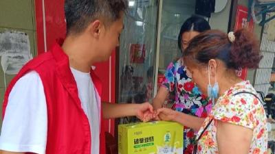 六合垸社区开展“夏送关怀”慰问活动